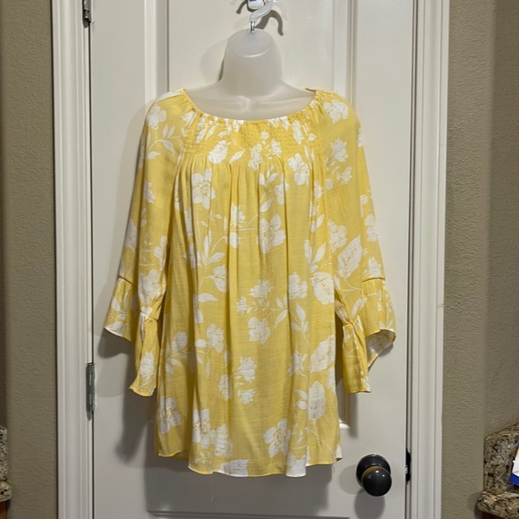 Zac & Rachel Tops - Yellow top with white flowers size L